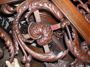 Een detail van de trapleuning van de preekstoel voor restauratie